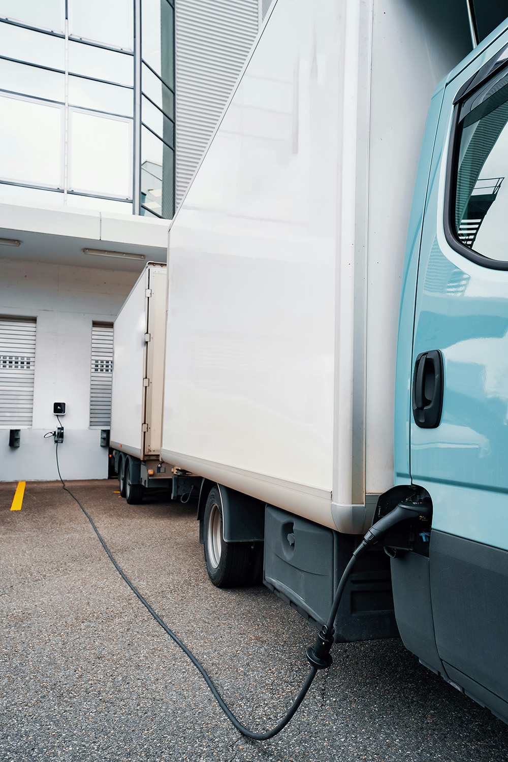 bi-directional dc-dc converter for commercial vehicles